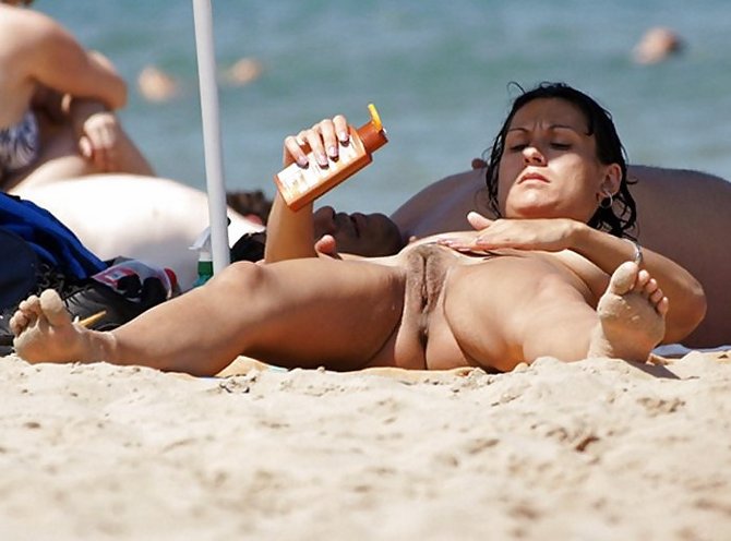 670px x 496px - Naked Amateur Cunt at the Beach - Nude Beach Pictures