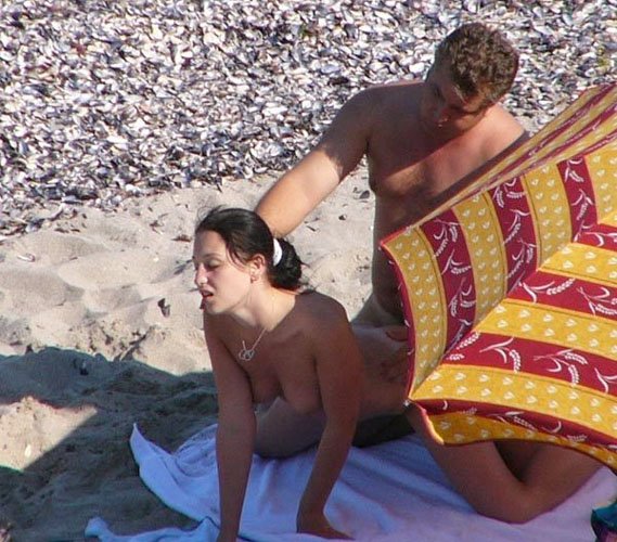 Caught Sex Voyeur - Voyeur Nudist Couple Caught Making Sex - Nude Beach Pictures