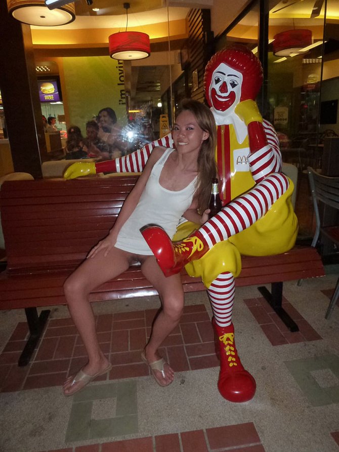 Ronald Mcdonald Blowjob - Cute Asian Girl Flashes Pussy on Bench - Naked Women Pictures